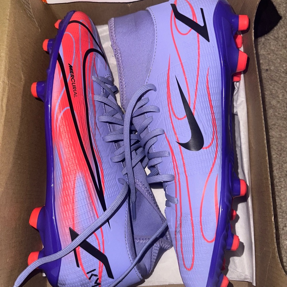 NEVER WORN NIKE CLEATS SIZE 9 WOMENS (7.5 MENS)